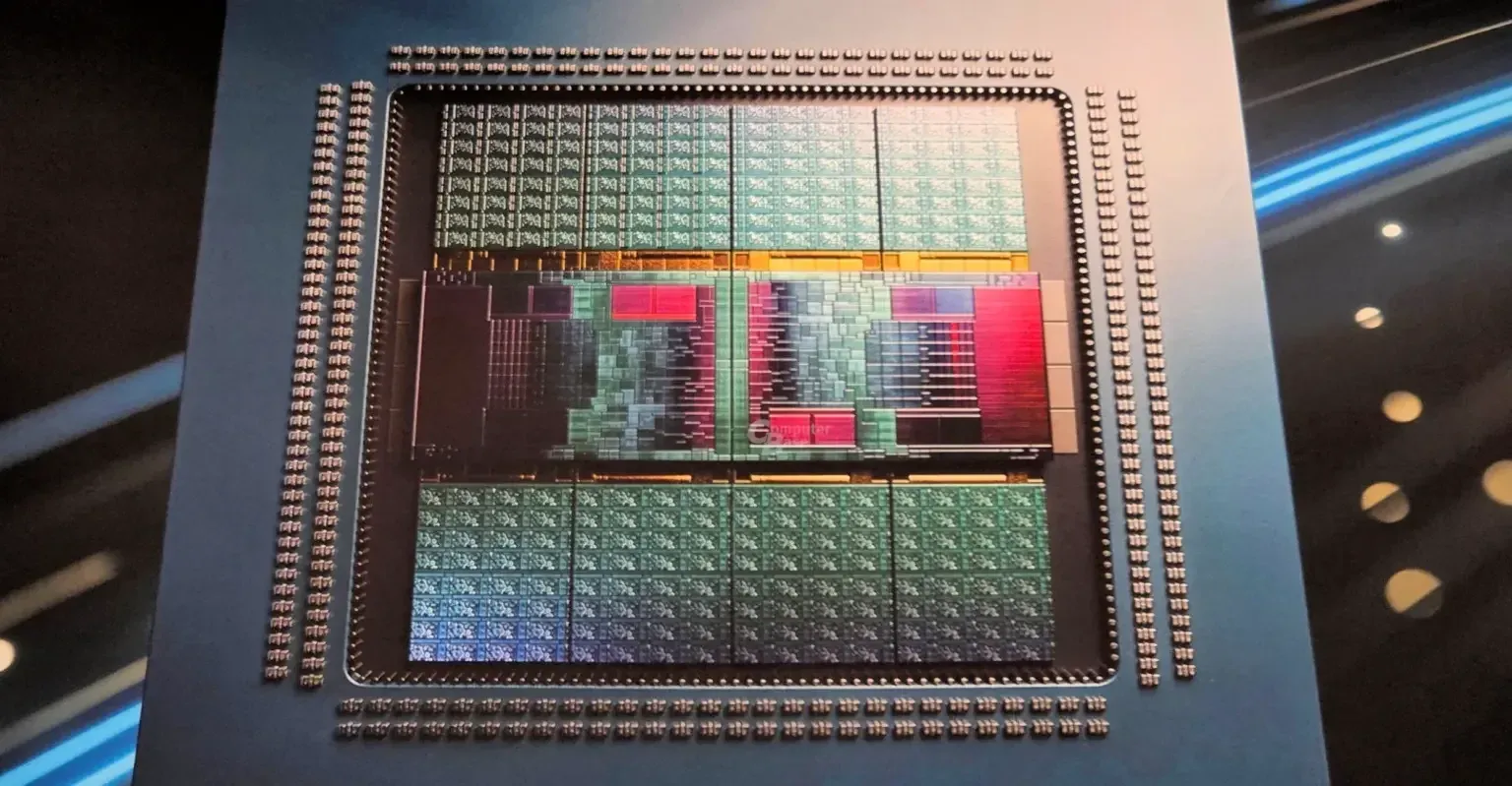 Hình minh họa bố cục chip server AMD EPYC Zen 6 'Venice' với 256 cores trên tiến trình 2nm, hai I/O die và socket SP7