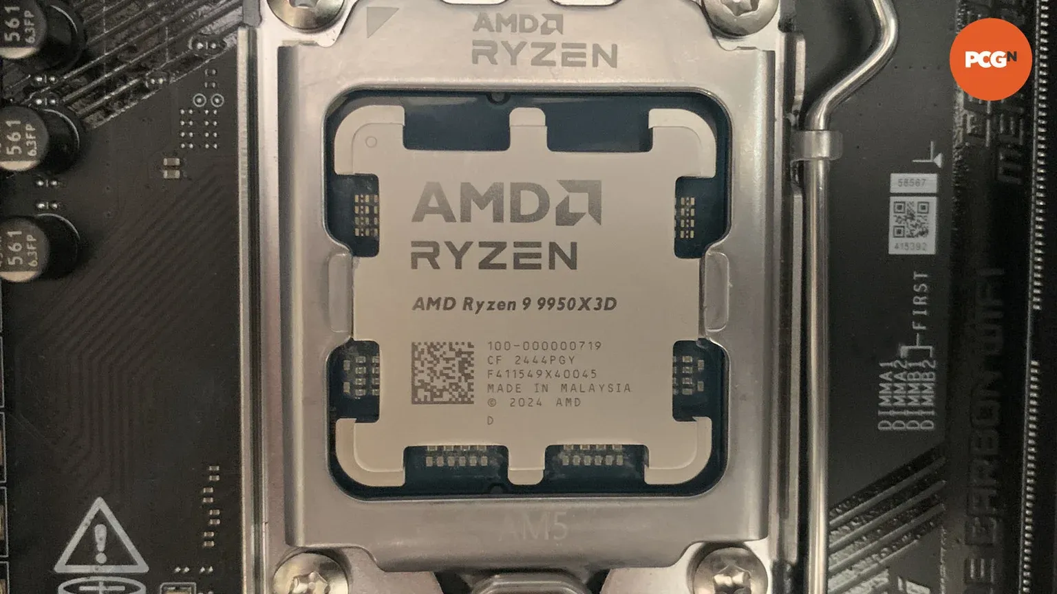 AMD Ryzen 9 9950X3D gắn trên mainboard, chip CPU flagship Zen 5 với 16 nhân