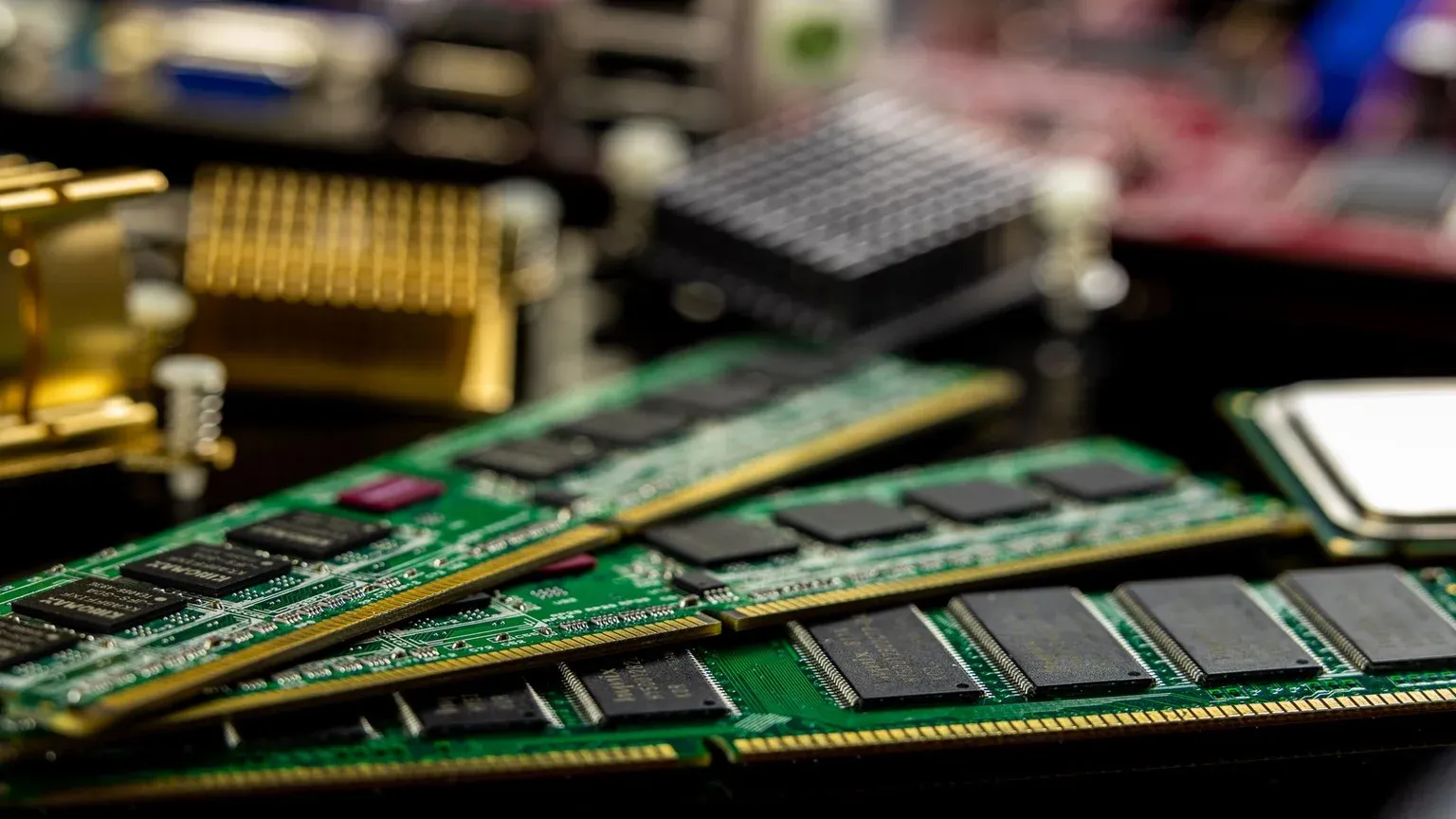 Mainboard AMD AM5 mới với PCIe 5.0 và Wi-Fi 7 — giá giảm nhưng RAM DDR5 tăng mạnh