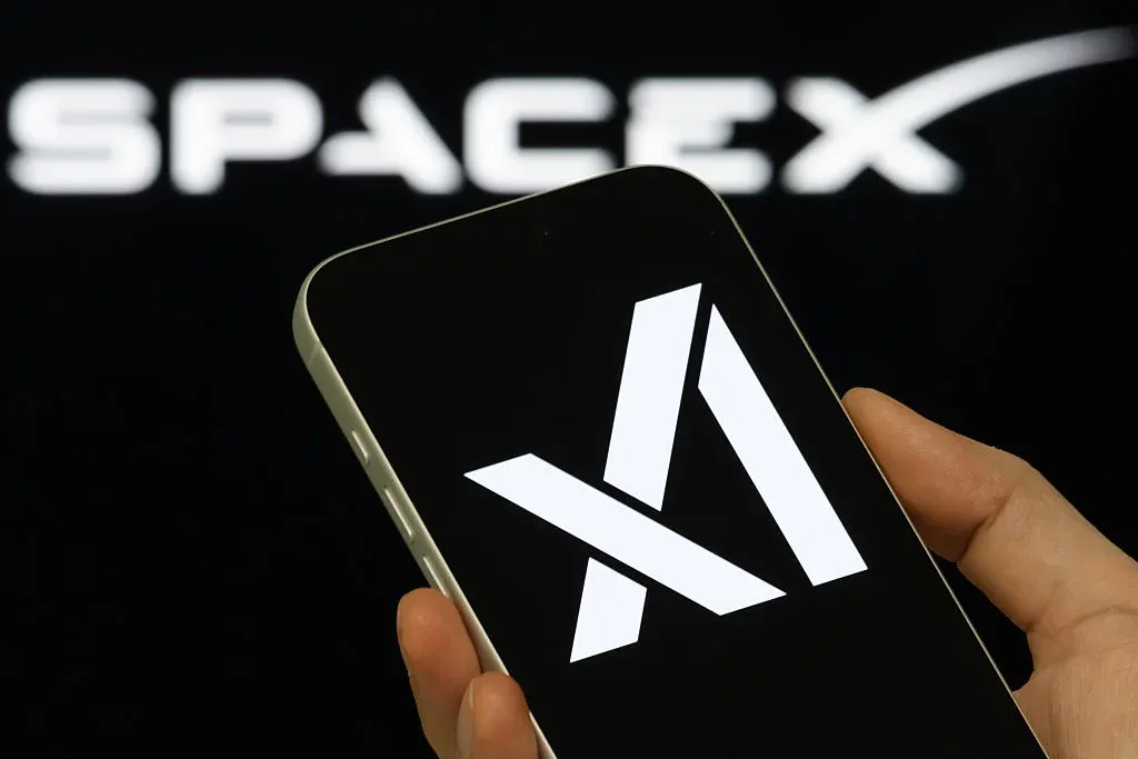Hình ảnh Elon Musk và logo SpaceXAI — Grok 4.5 chính thức ra mắt công chúng ngày 9/7/2026