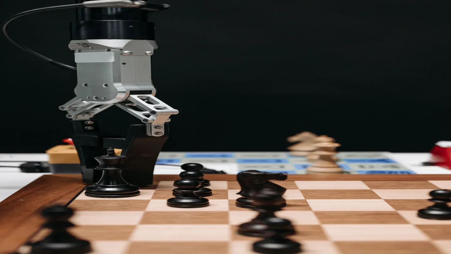 Robot chơi cờ vua với bàn tay công nghệ cao minh họa AI reasoning và tư duy chiến lược